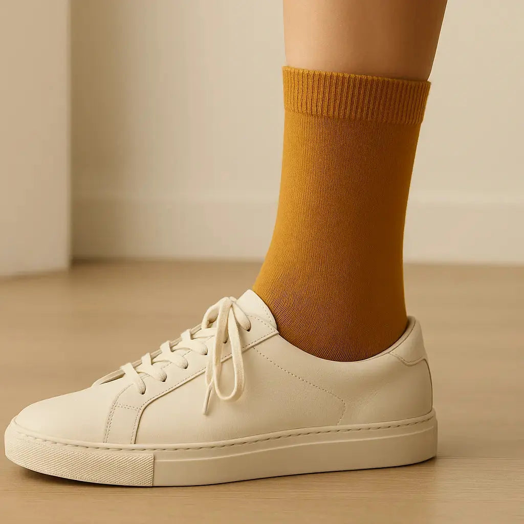 Chaussettes femmes Essential mollet coton jaune moutarde avec chaussures