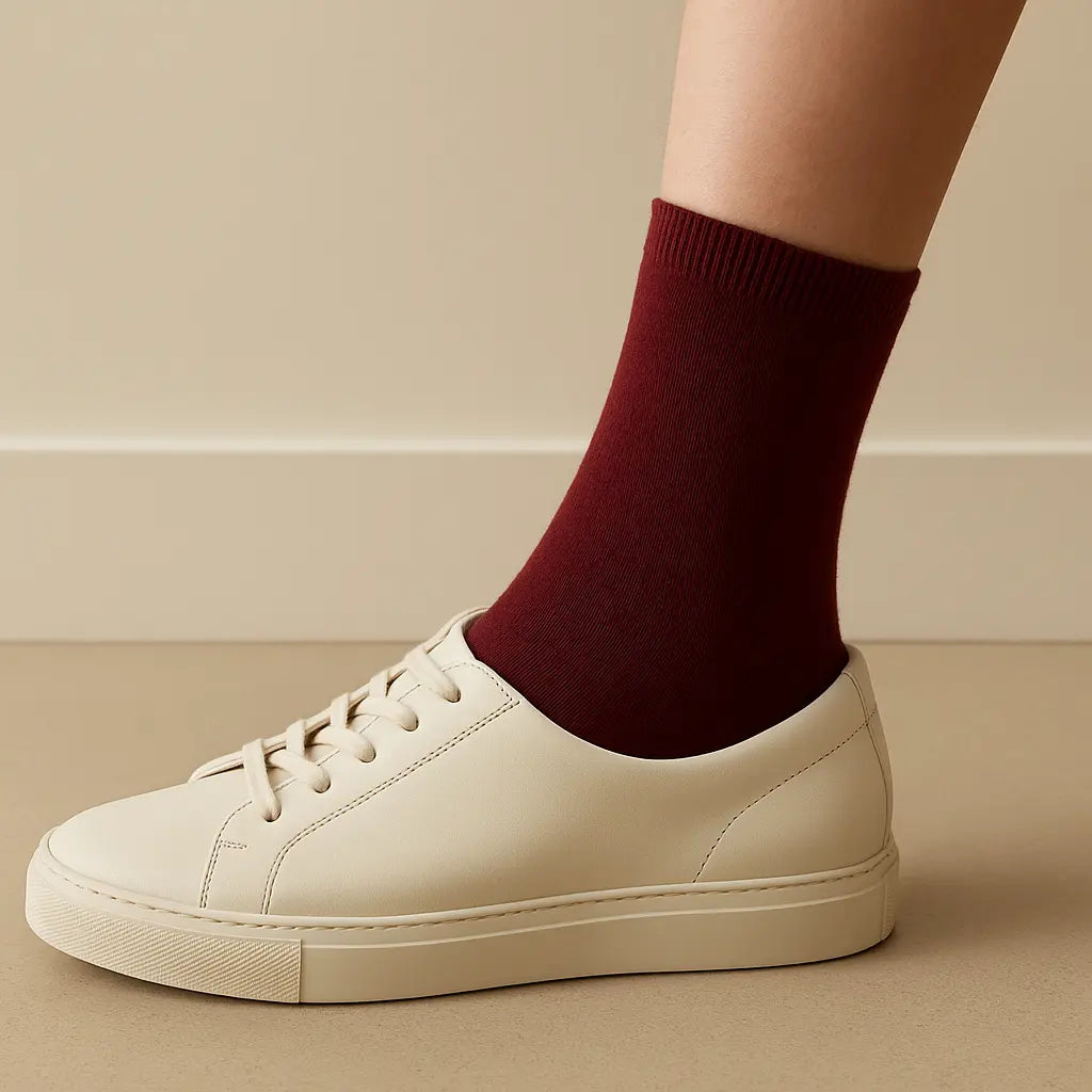 Chaussettes femmes Essential mollet coton rouge bordeaux avec chaussures
