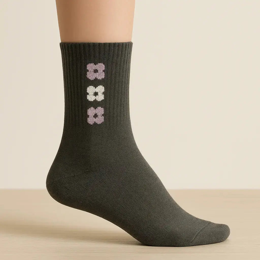 Chaussettes femmes Fleurs gris foncé mollet en coton sur pied mannequin