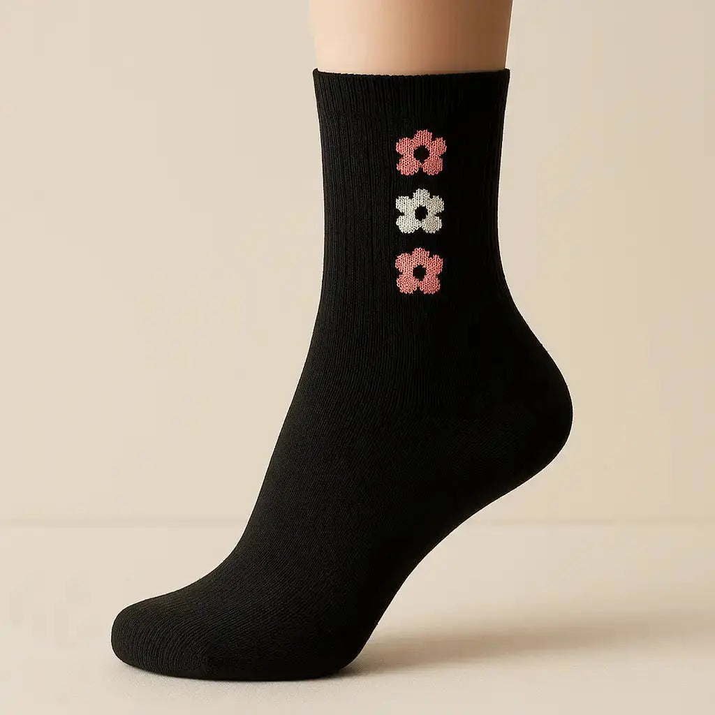 Chaussettes femme Fleurs noires en coton mi-mollet sur pied mannequin