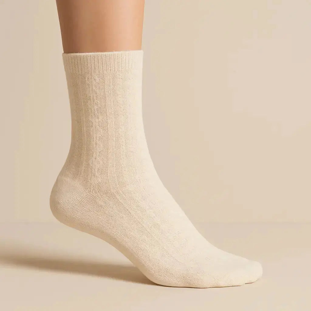 Chaussettes Femmes Fleurs mi-mollet en coton beige sur pied mannequin
