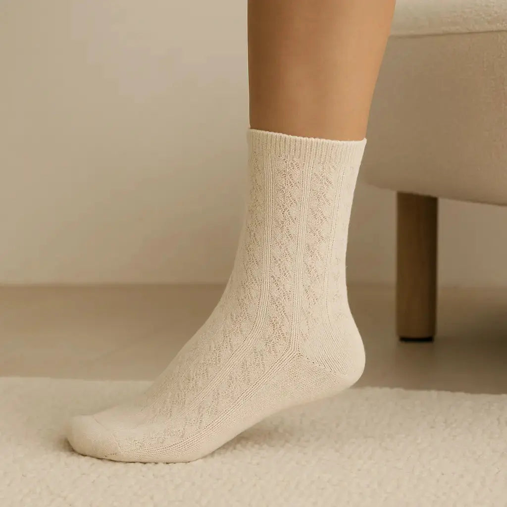 Chaussettes Femmes Fleurs mi-mollet en coton beige en situation
