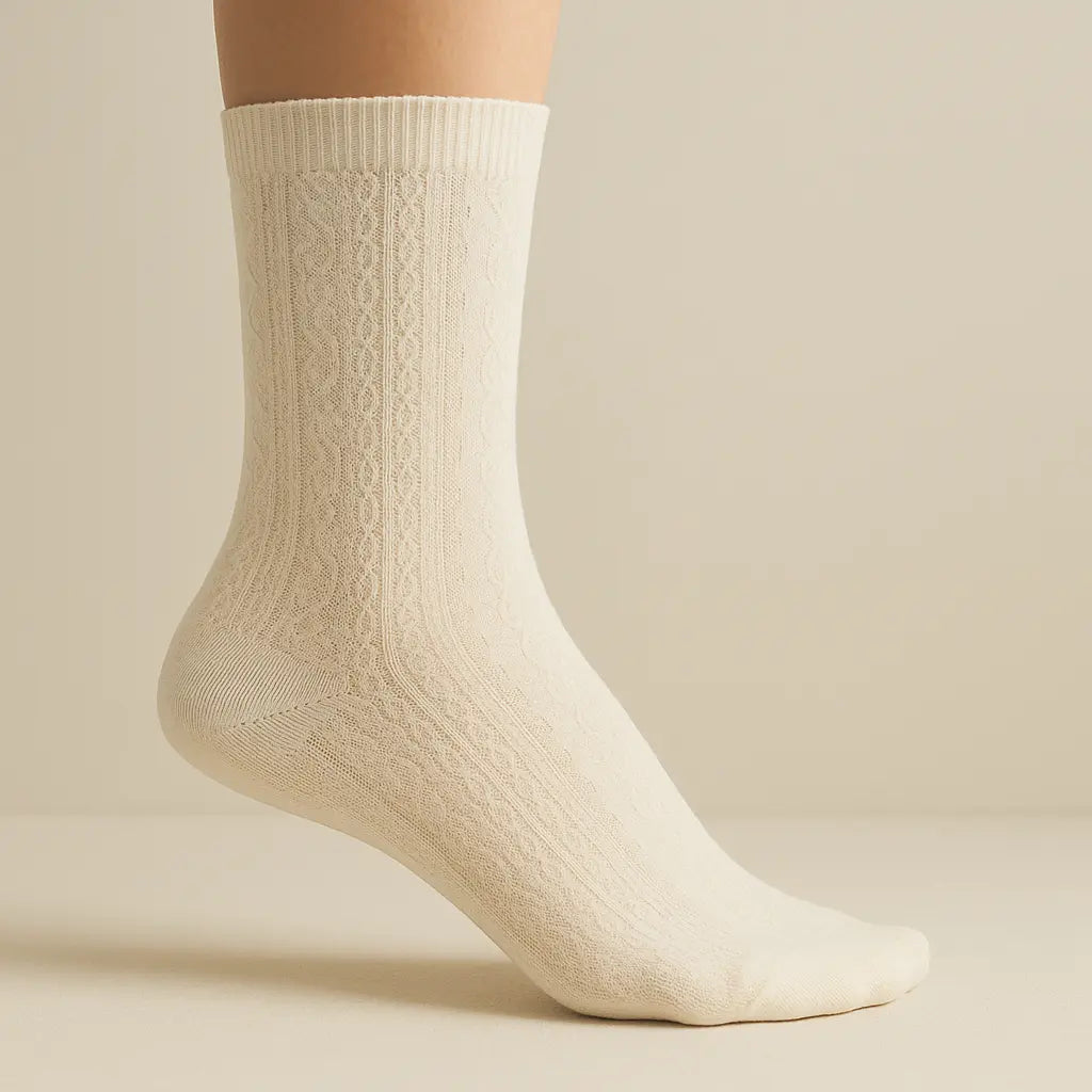 Chaussettes femmes Fleurs blanches mi-mollet en coton sur pied mannequin