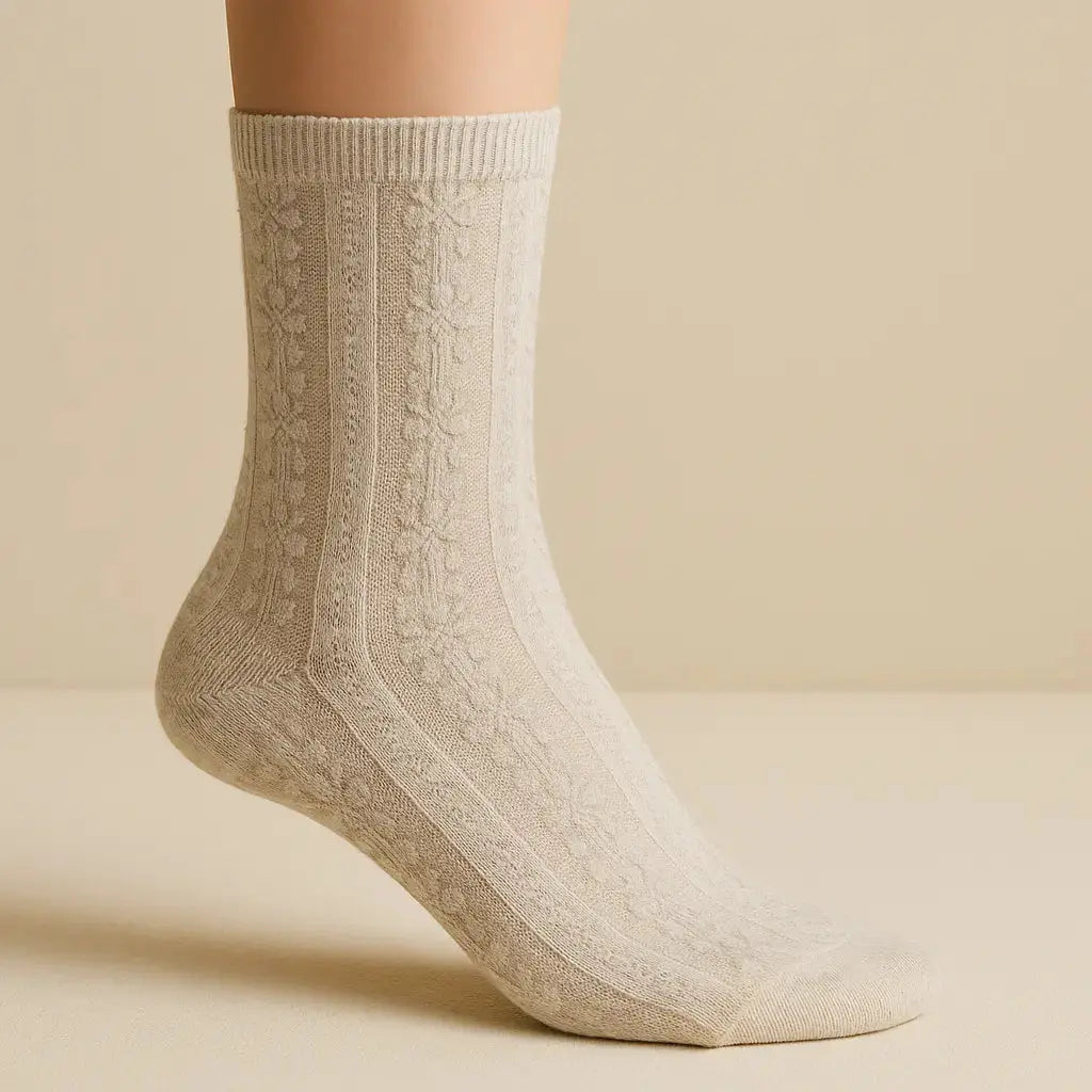 Chaussettes femmes Fleurs mollet en coton gris clair sur pied mannequin