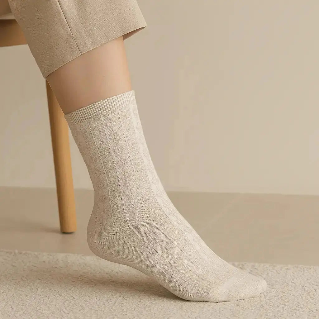 Chaussettes femmes Fleurs mollet en coton gris clair en situation