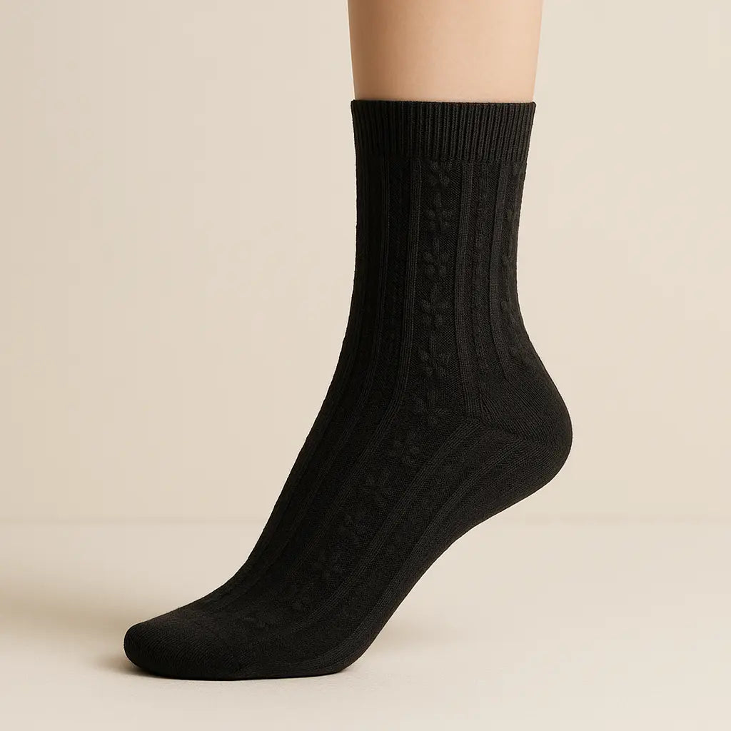 Chaussettes femmes Fleurs noires en coton mi-mollet sur pied mannequin