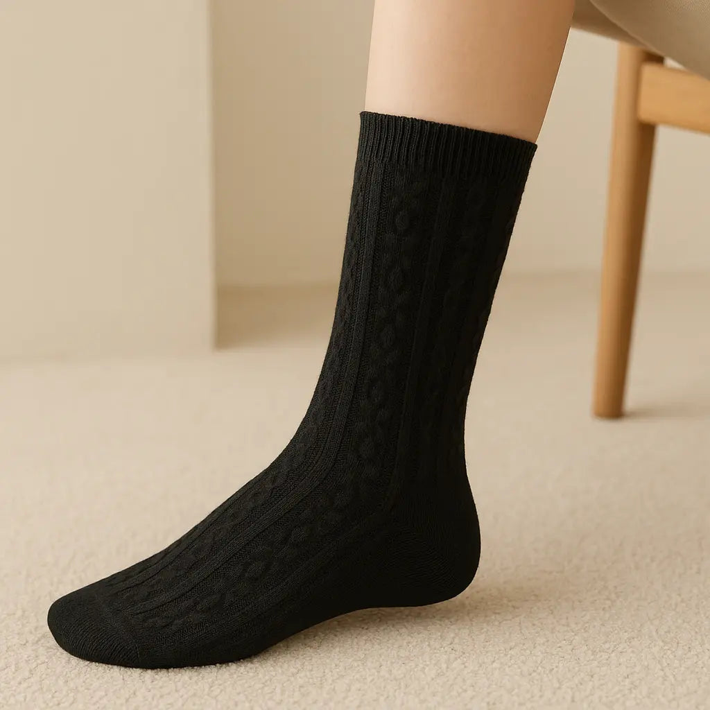 Chaussettes femmes Fleurs noires en coton mi-mollet en situation