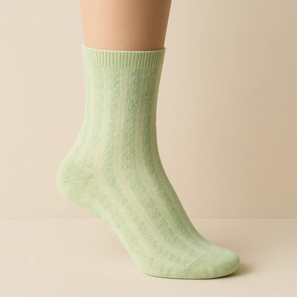 Chaussettes Femme Fleurs Vertes en Coton Mollet sur pied mannequin