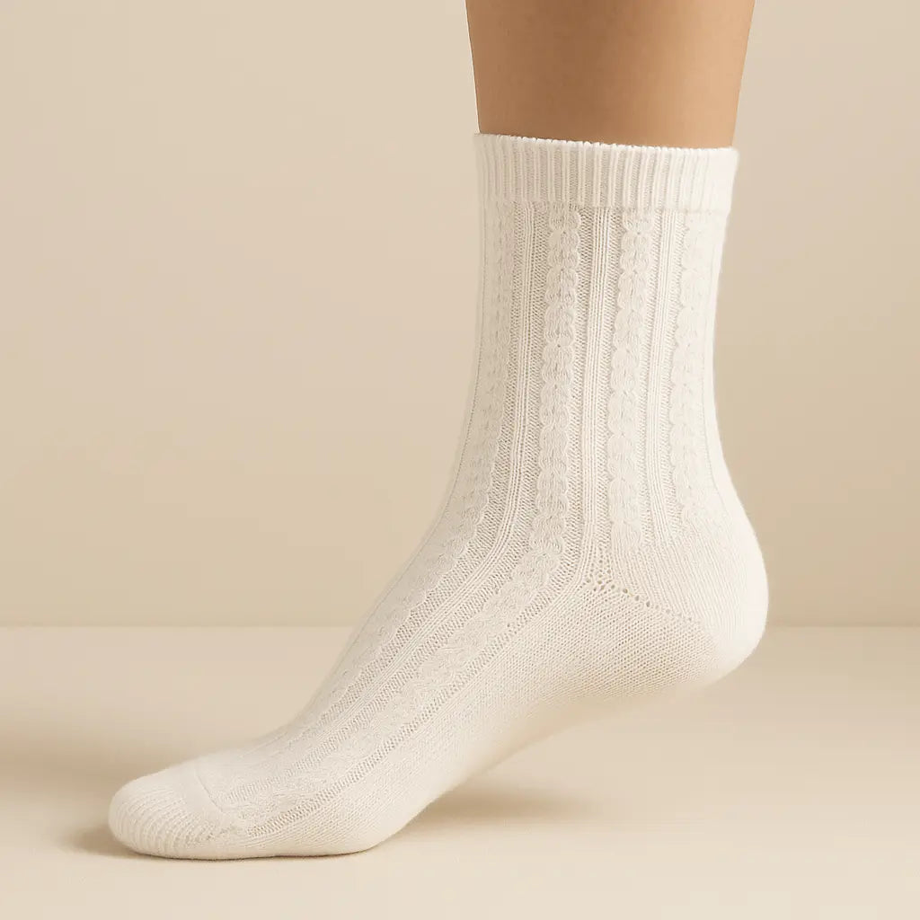 Chaussettes femmes maille coton blanc mi-mollet sur pied mannequin