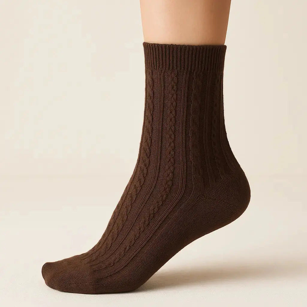 Chaussettes femmes Maille marron mi-mollet en coton sur pied mannequin