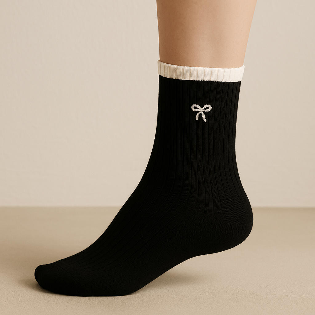 Chaussettes femmes Noeuds noir en coton mi-mollet sur pied mannequin