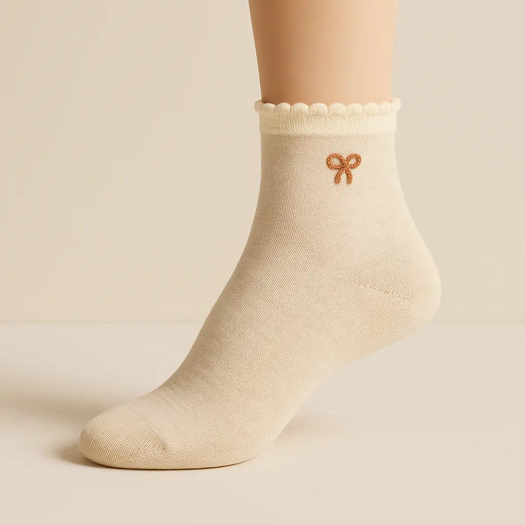 Chaussettes femmes Noeuds beige en coton mi-mollet sur pied mannequin