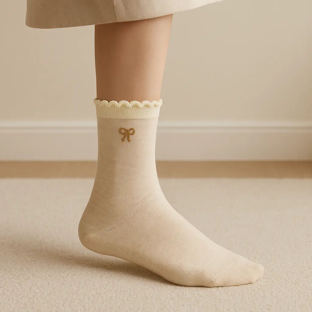 Chaussettes femmes Noeuds beige en coton mi-mollet en situation