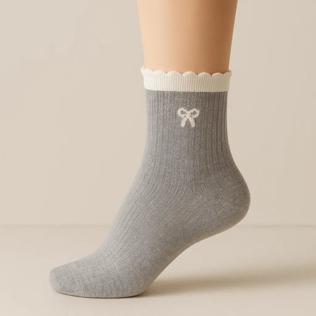 Chaussettes femmes Noeuds mollet coton gris clair sur pied mannequin