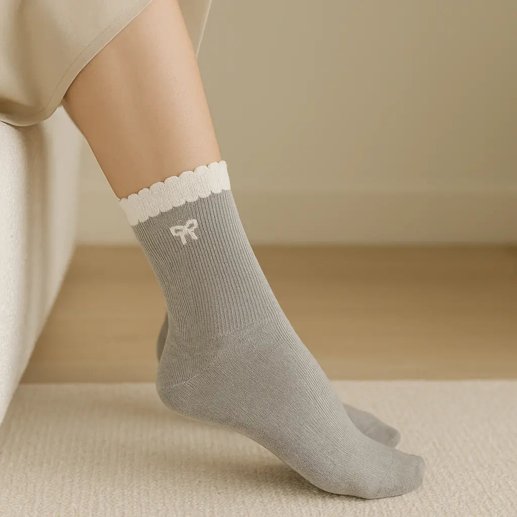 Chaussettes femmes Noeuds mollet coton gris clair en situation
