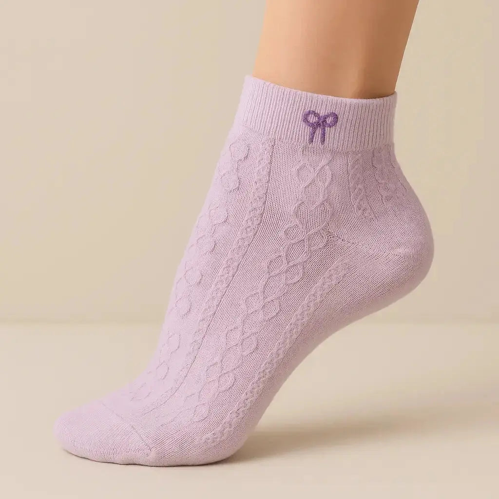 Chaussettes femmes Noeuds courtes en coton violet sur pied mannequin