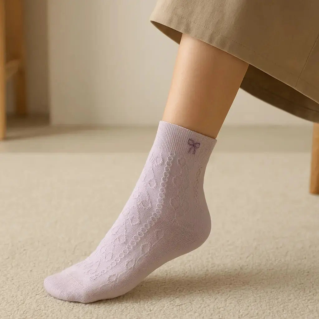 Chaussettes femmes Noeuds courtes en coton violet en situation