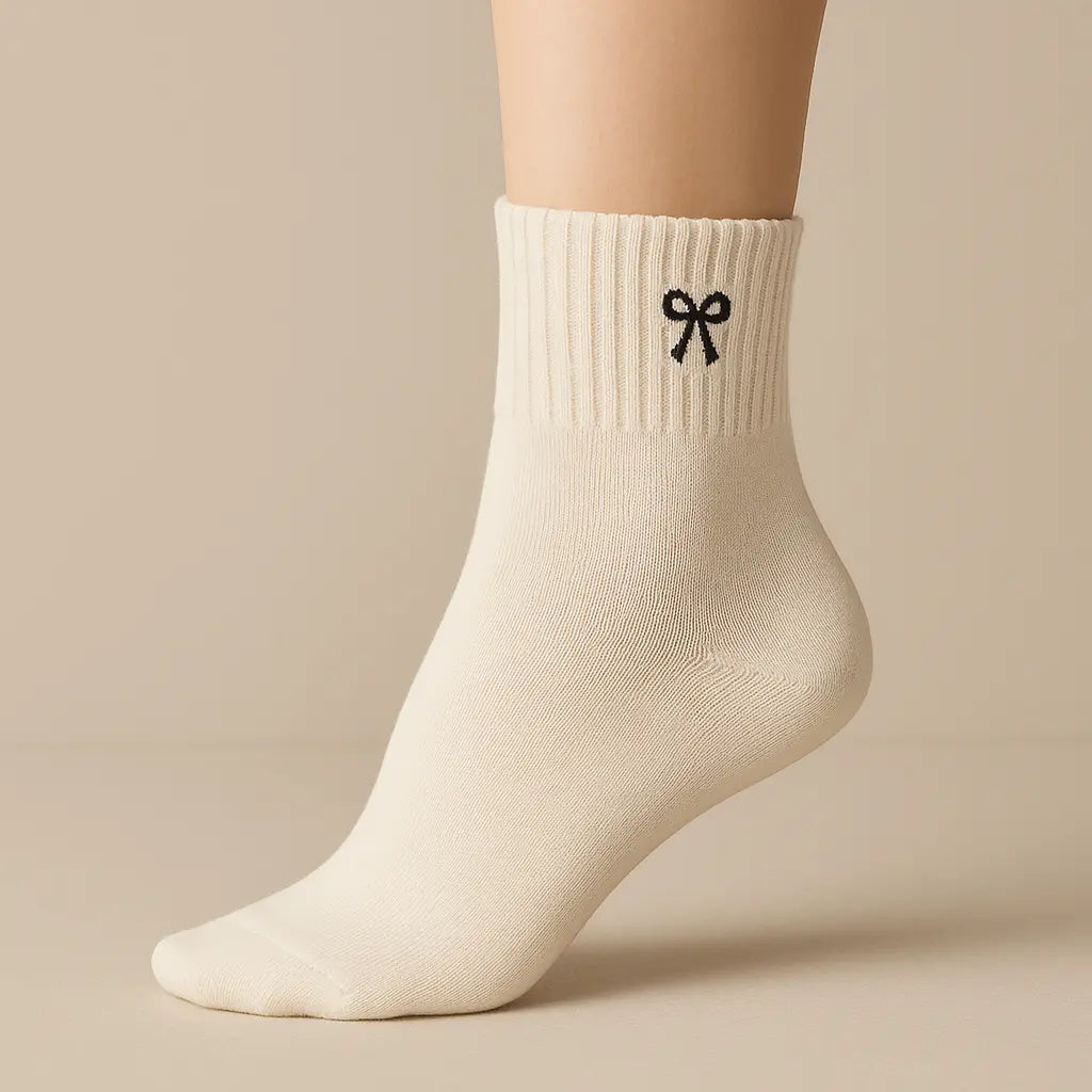 Chaussettes femmes Noeud courtes en coton blanc crème sur pied mannequin