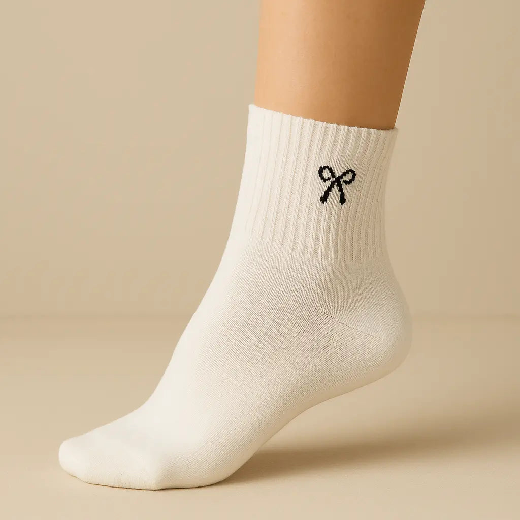 Chaussettes femme Noeud courtes en coton blanc sur pied mannequin