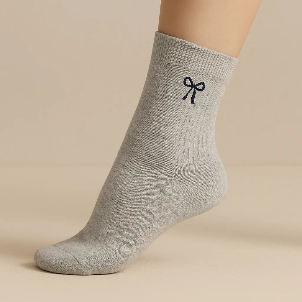 Chaussettes femmes Noeud courtes en coton gris clair sur pied mannequin