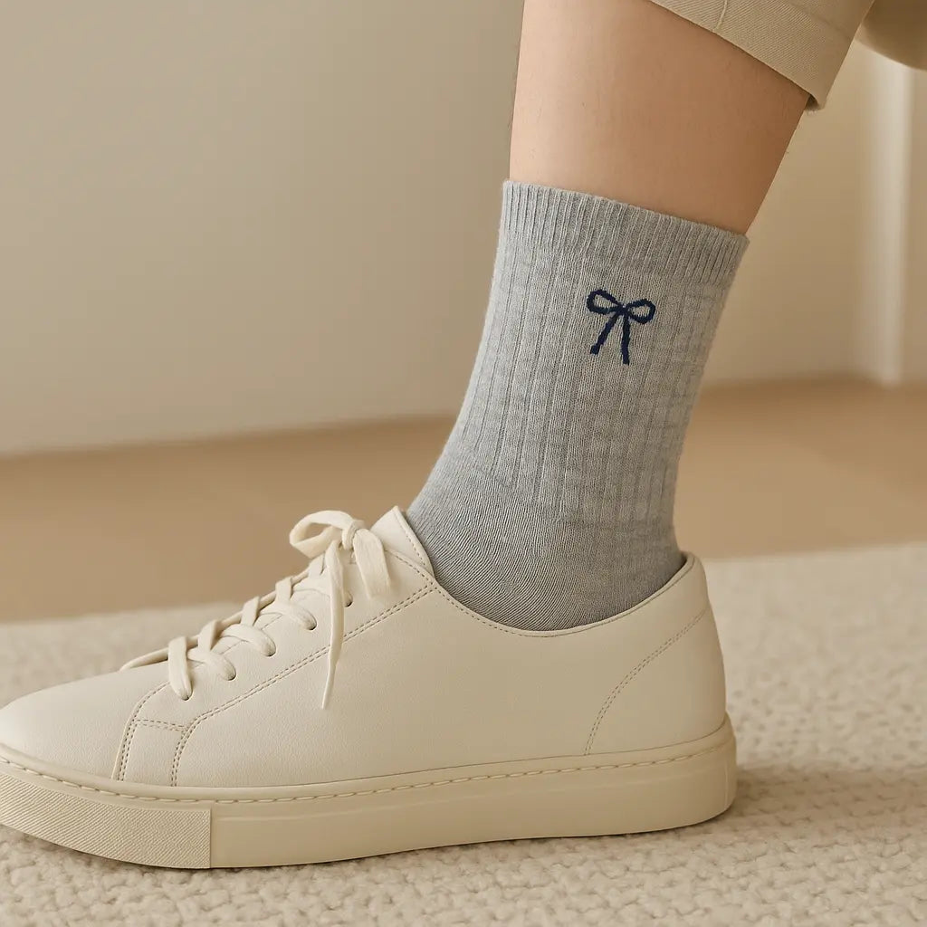 Chaussettes femmes Noeud courtes en coton gris clair en situation
