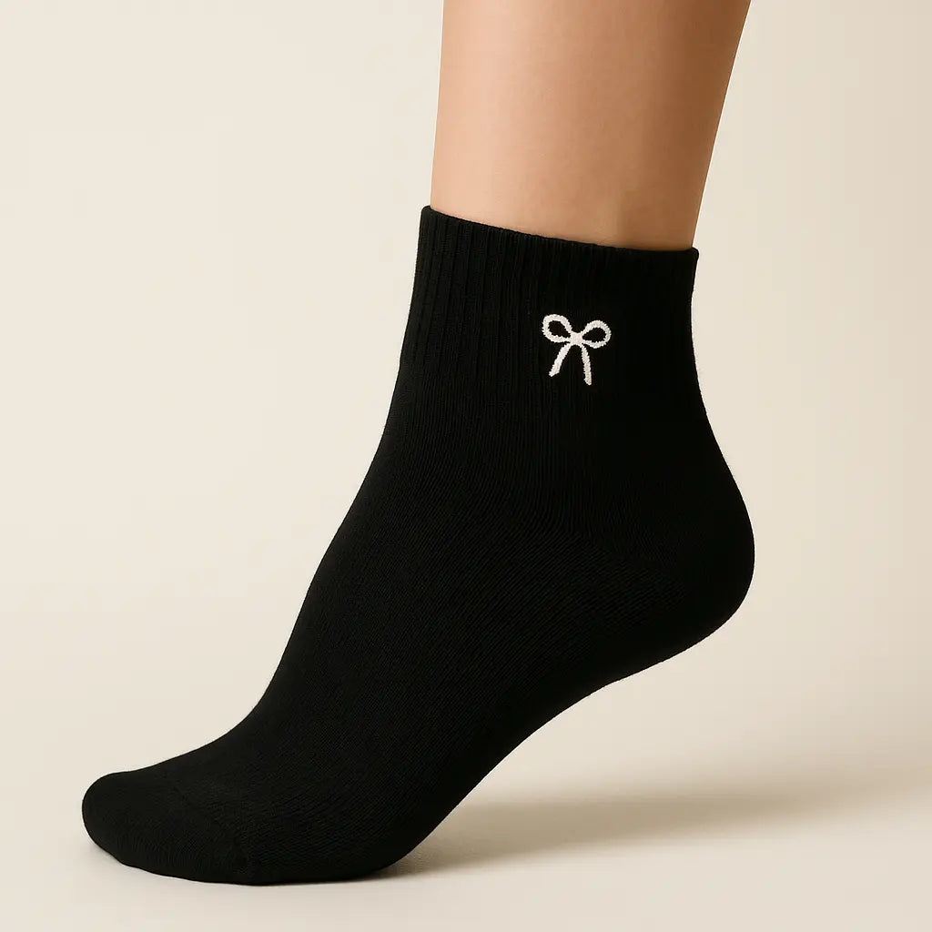 Chaussettes femmes Noeud courtes en coton noir sur pied mannequin