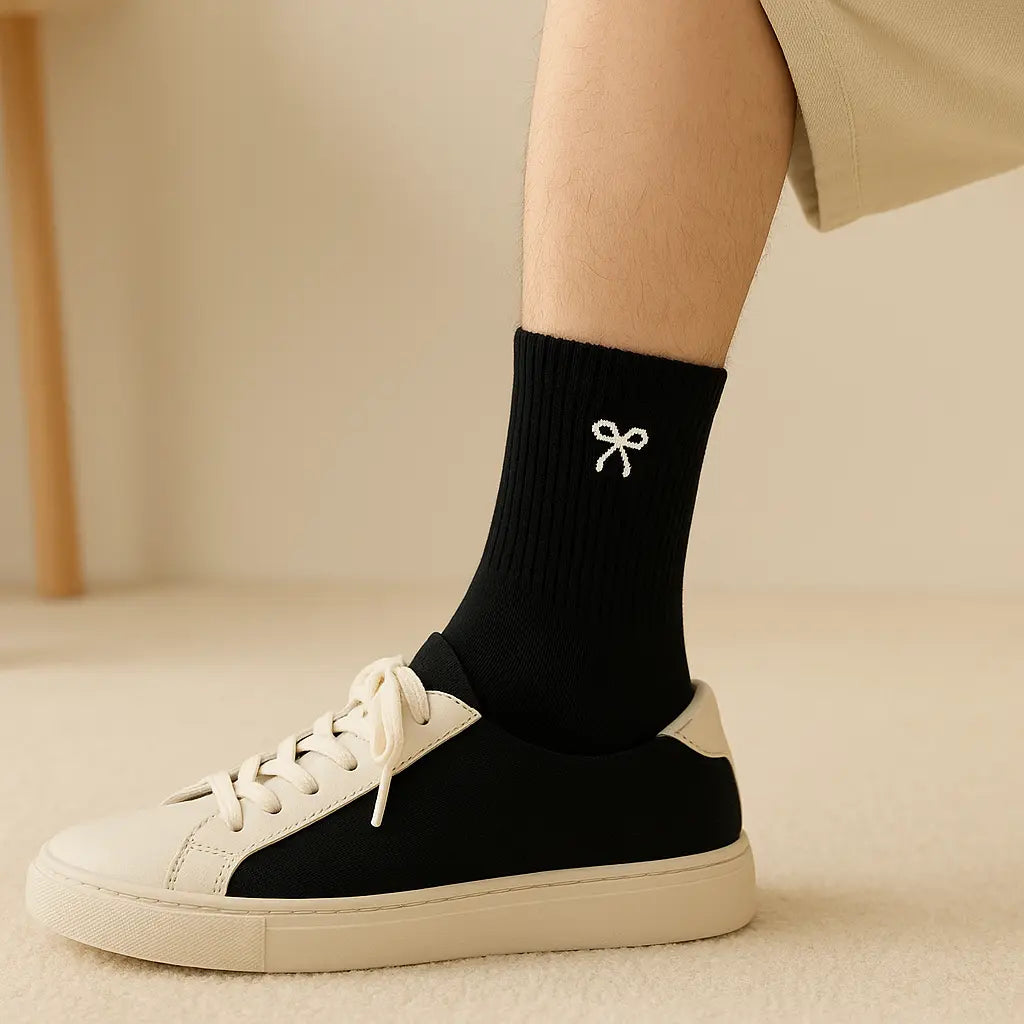 Chaussettes femmes Noeud courtes en coton noir en situation