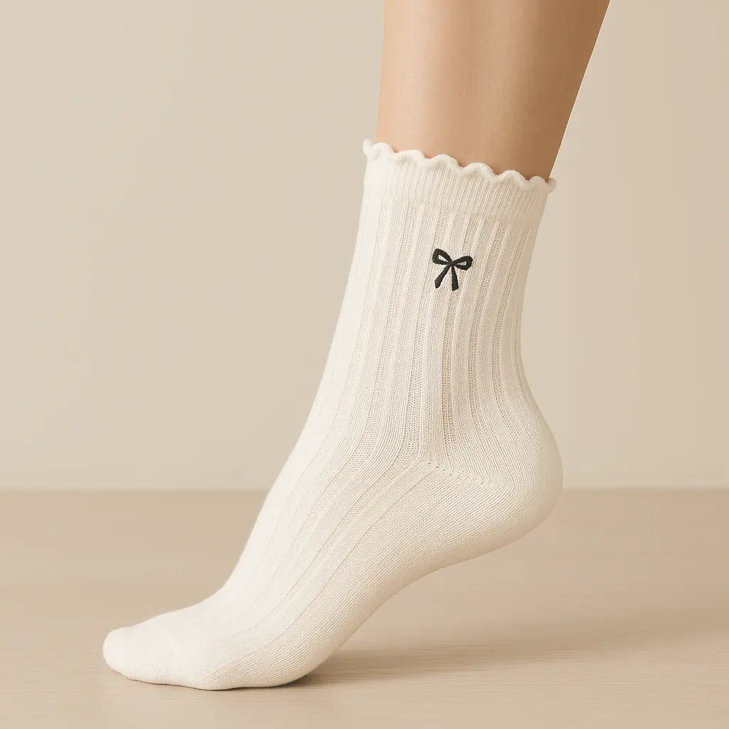 Chaussettes femmes Noeud mollet en coton blanc sur pied mannequin