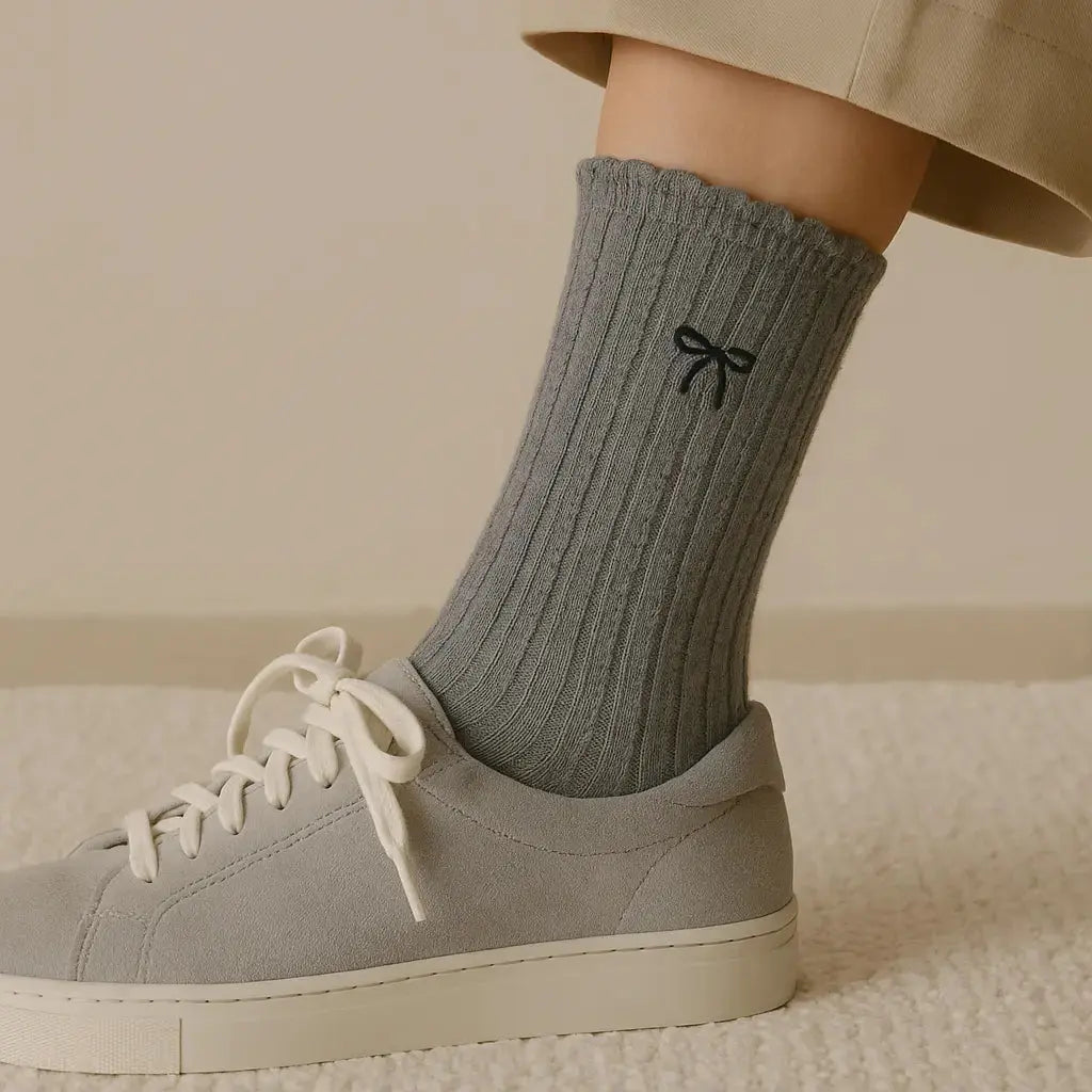 Chaussettes Femmes Noeud Mi-Mollet Coton Gris Foncé en situation
