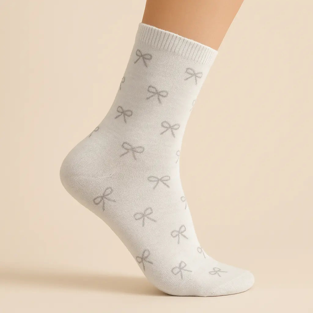Chaussettes femmes Noeud mi-mollet coton gris clair sur pied mannequin