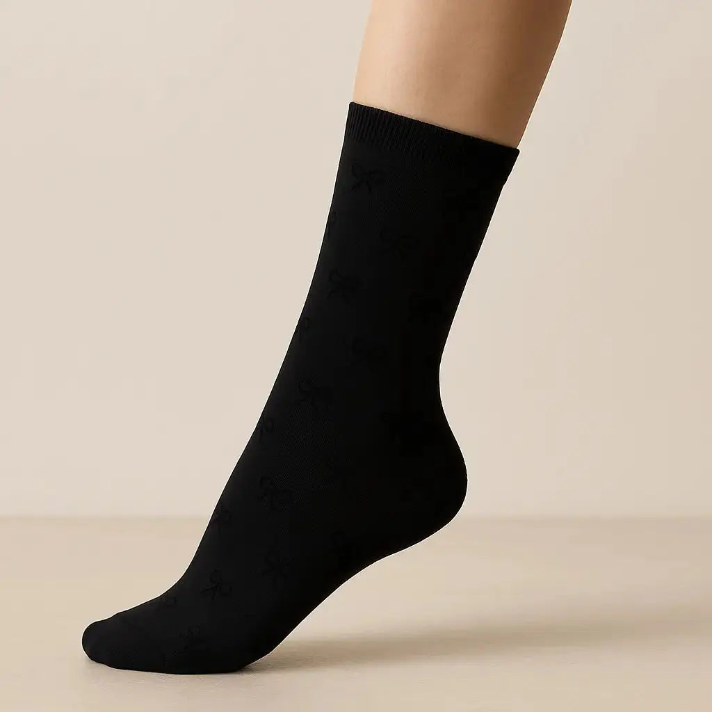 Chaussettes femmes Noeud mi-mollet coton noir sur pied mannequin