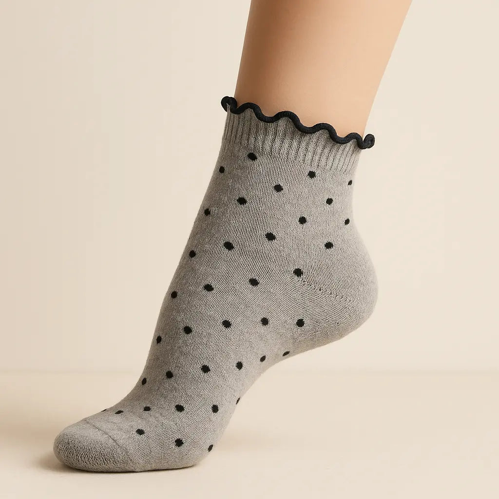 Chaussettes Femme Pois Courtes Coton Gris Clair sur pied mannequin
