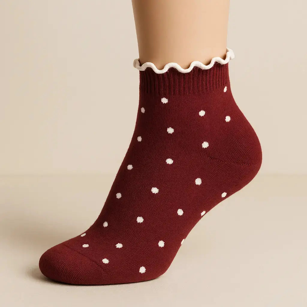 Chaussettes femmes Pois courtes en coton rouge sur pied mannequin