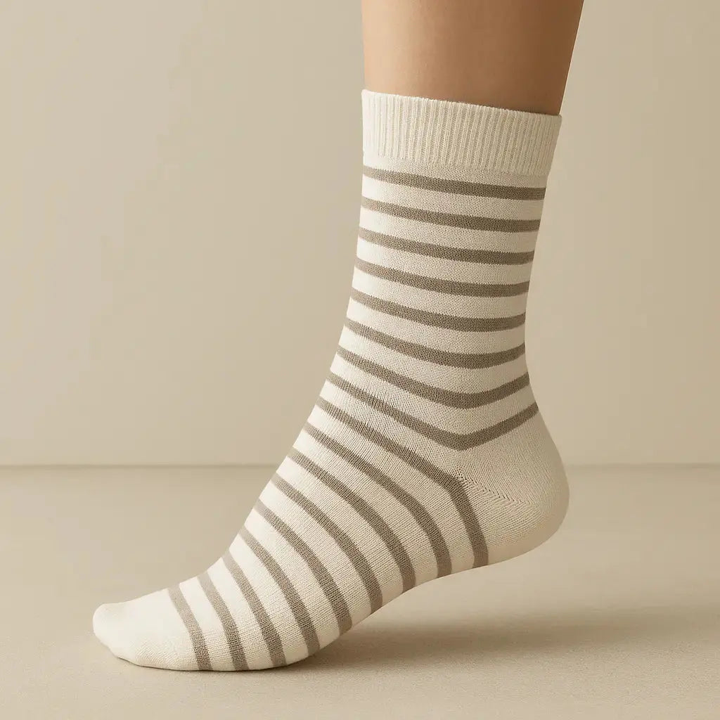 Chaussettes femmes rayures gris clair en coton mi-mollet sur pied mannequin