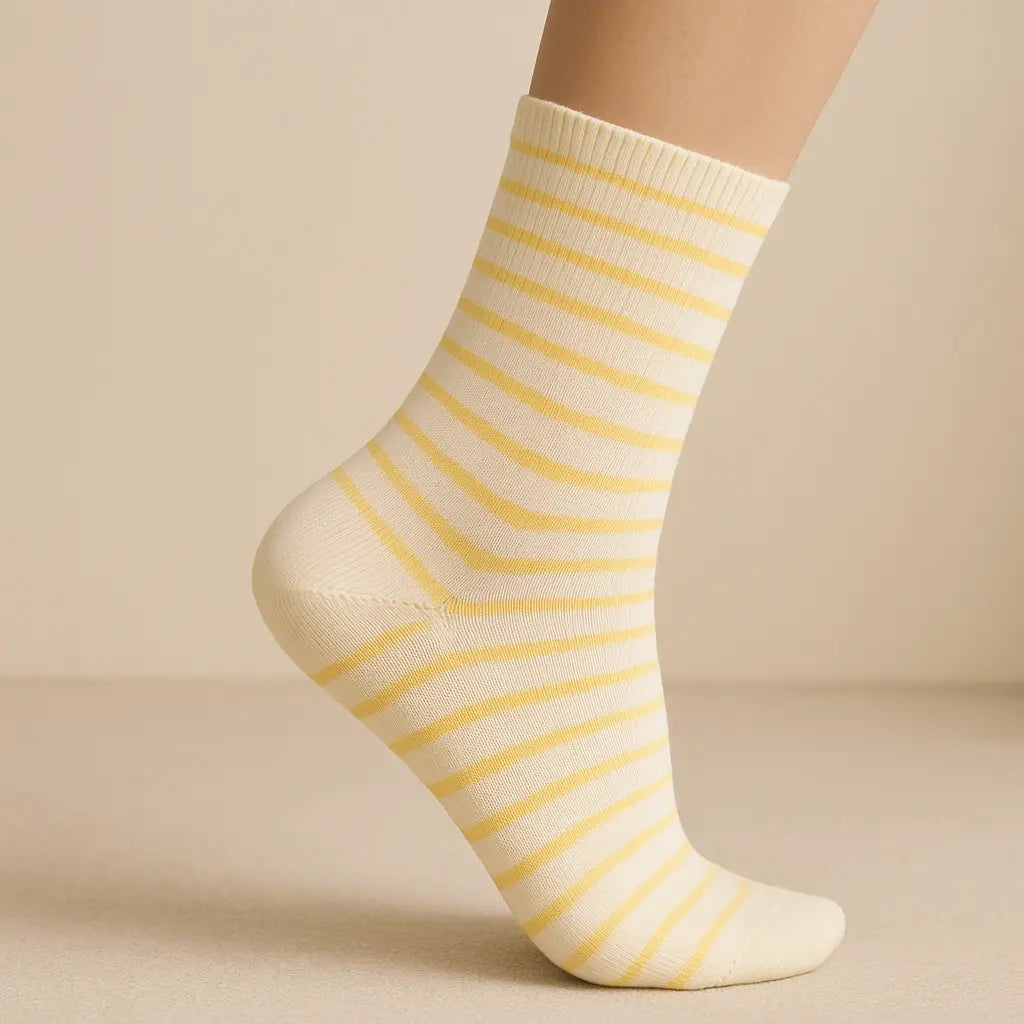 Chaussettes femmes Rayures jaunes en coton mi-mollet sur pied mannequin