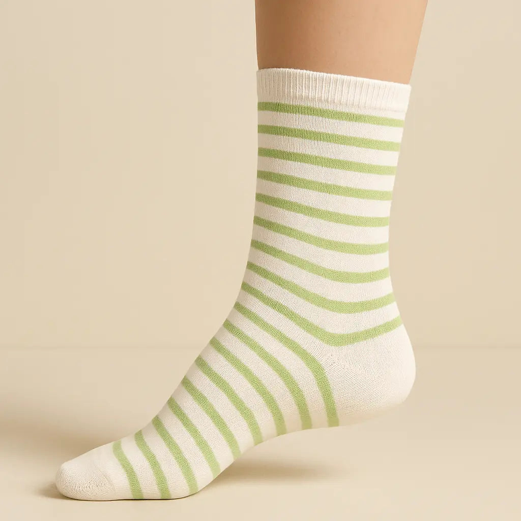 Chaussettes femmes rayures vert clair coton mi-mollet sur pied mannequin