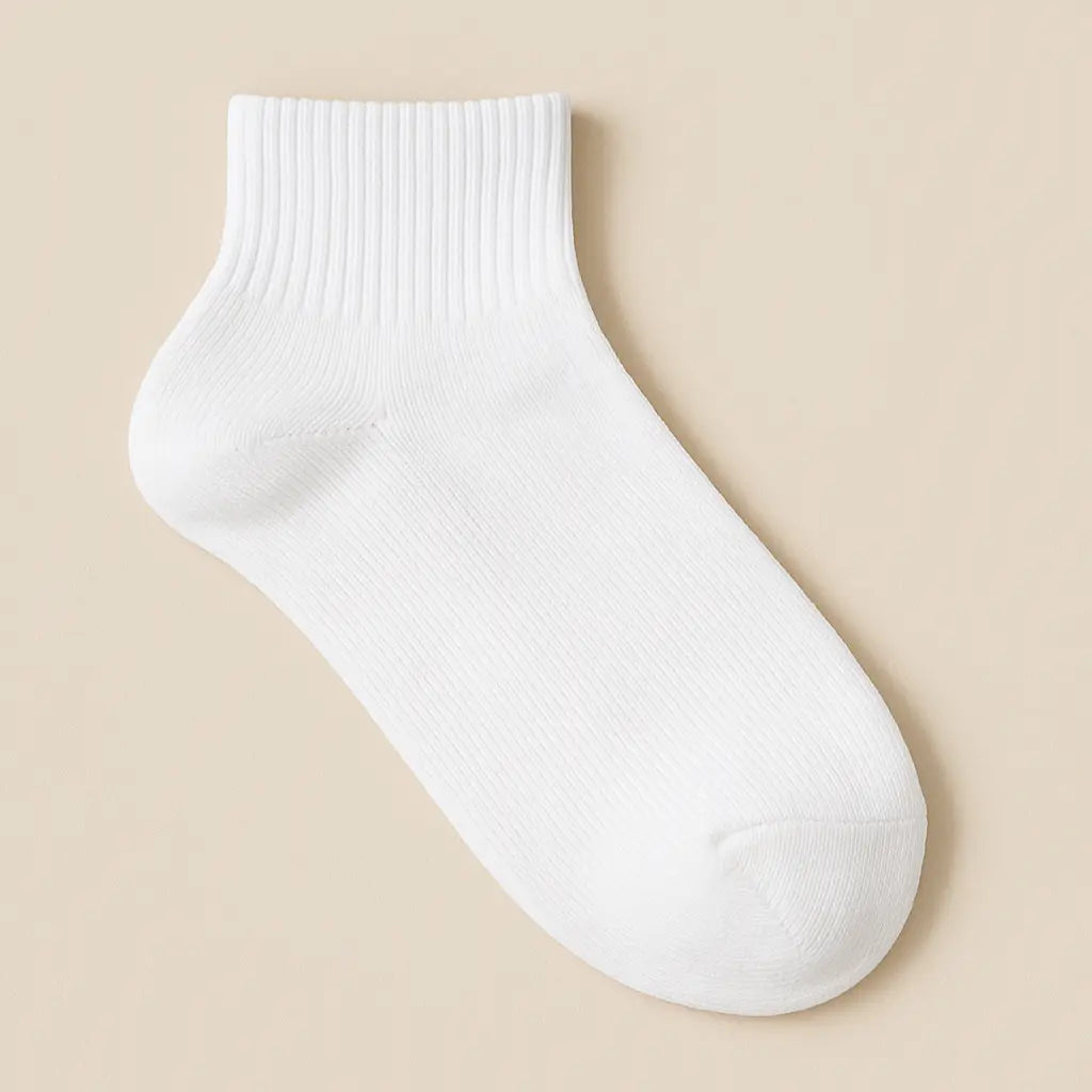 Chaussettes femmes courtes en coton blanches vue à plat