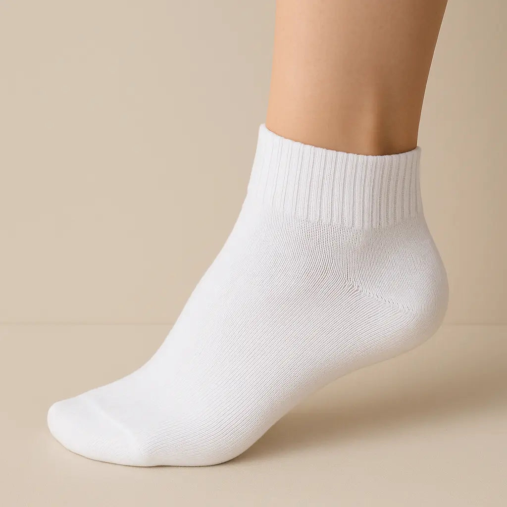 Chaussettes femmes courtes en coton blanches sur pied mannequin