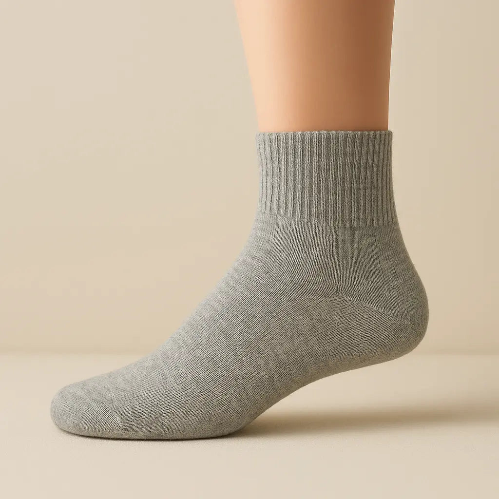 Chaussettes Femmes Courtes Coton Gris Clair sur pied mannequin