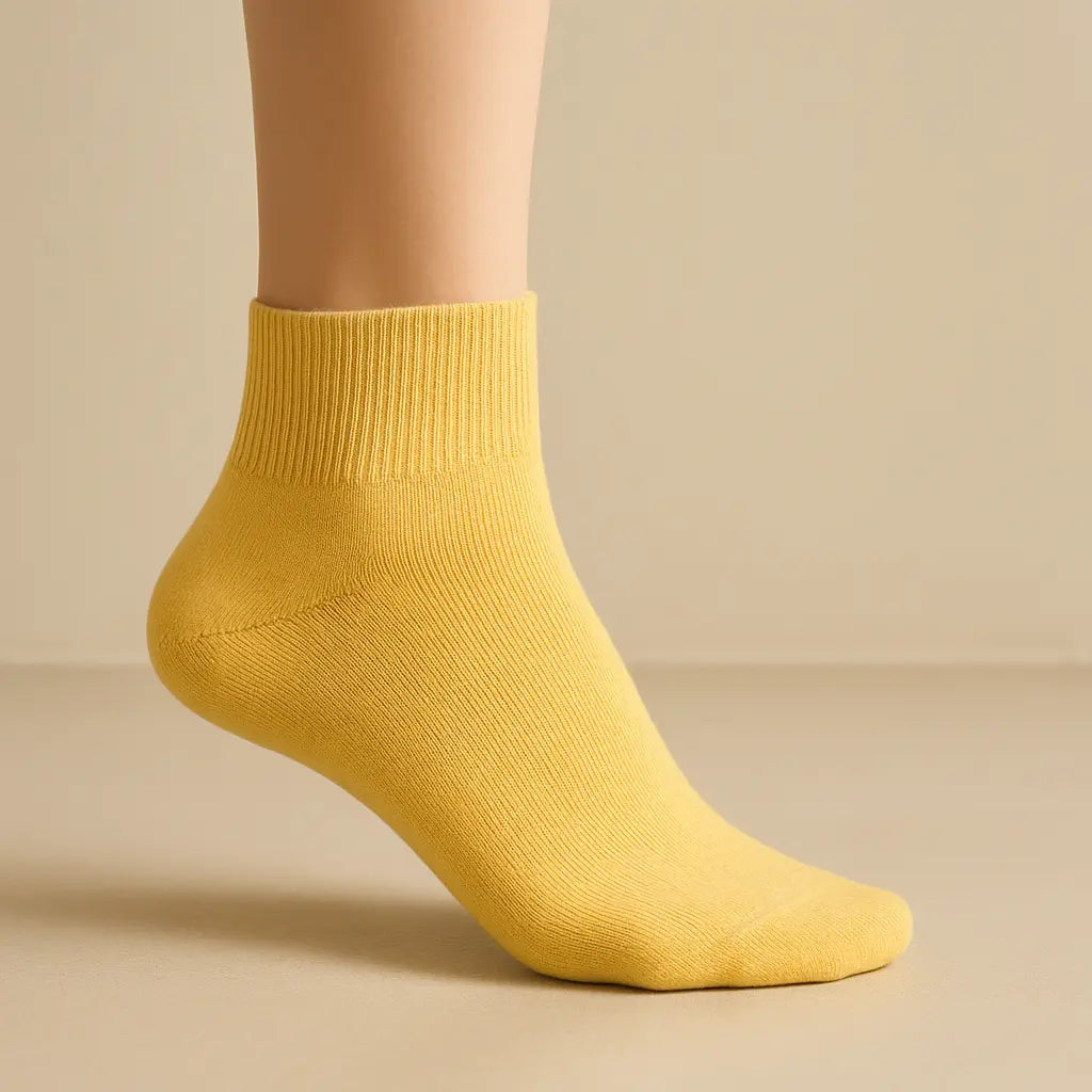 Chaussettes femmes court coton jaune SOXX sur pied mannequin