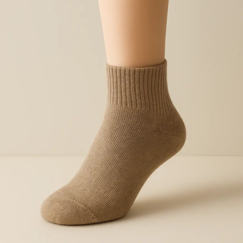 Chaussettes femmes courtes marron en coton sur pied mannequin