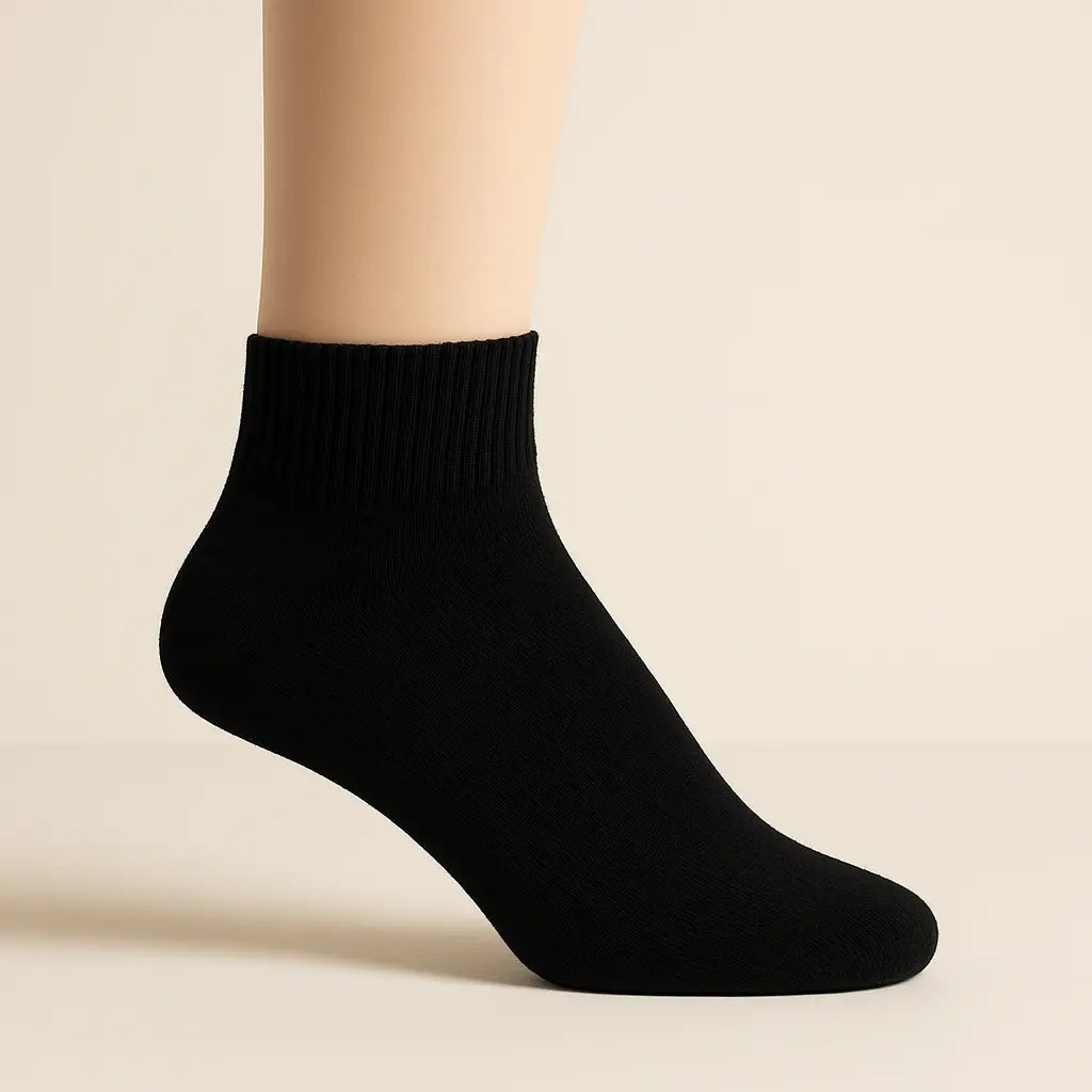 Chaussettes femmes courtes noires en coton SOXX sur pied mannequin