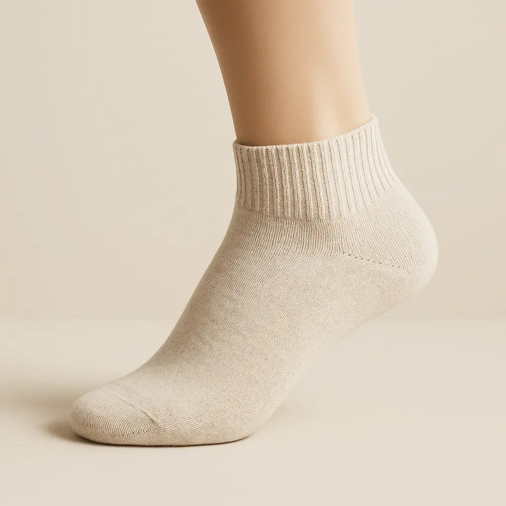 Chaussettes femmes courtes nude en coton sur pied mannequin