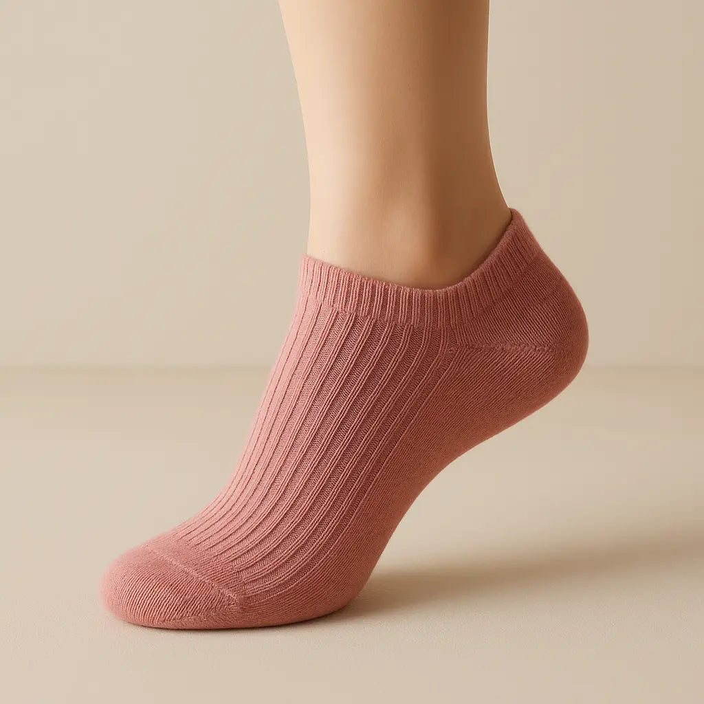 Chaussettes femmes socquettes rose en coton sur pied mannequin