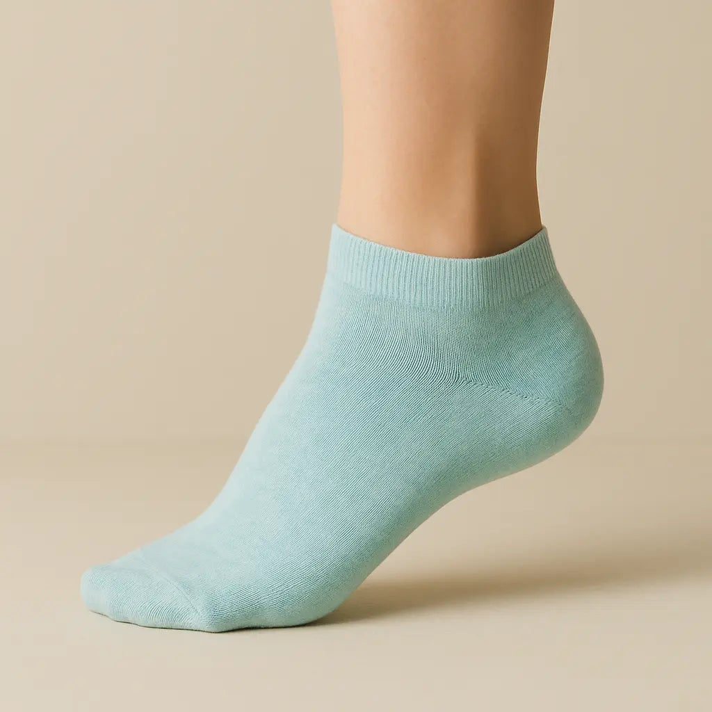 Chaussettes femme socquettes bleu clair coton sur pied mannequin
