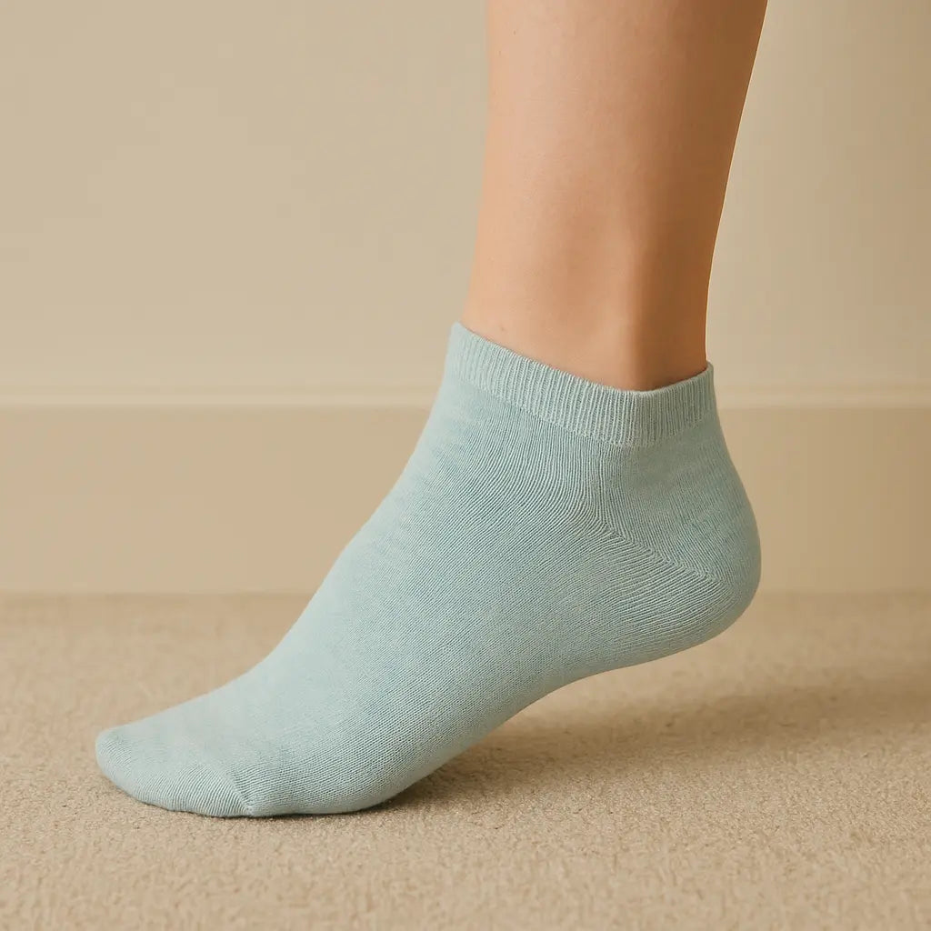 Chaussettes femme socquettes bleu clair coton en situation