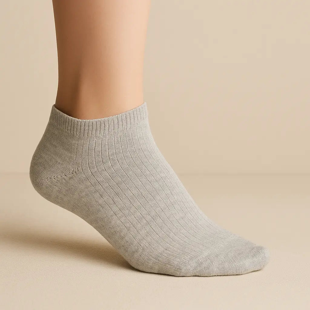 Chaussettes femmes socquettes gris clair en coton sur pied mannequin