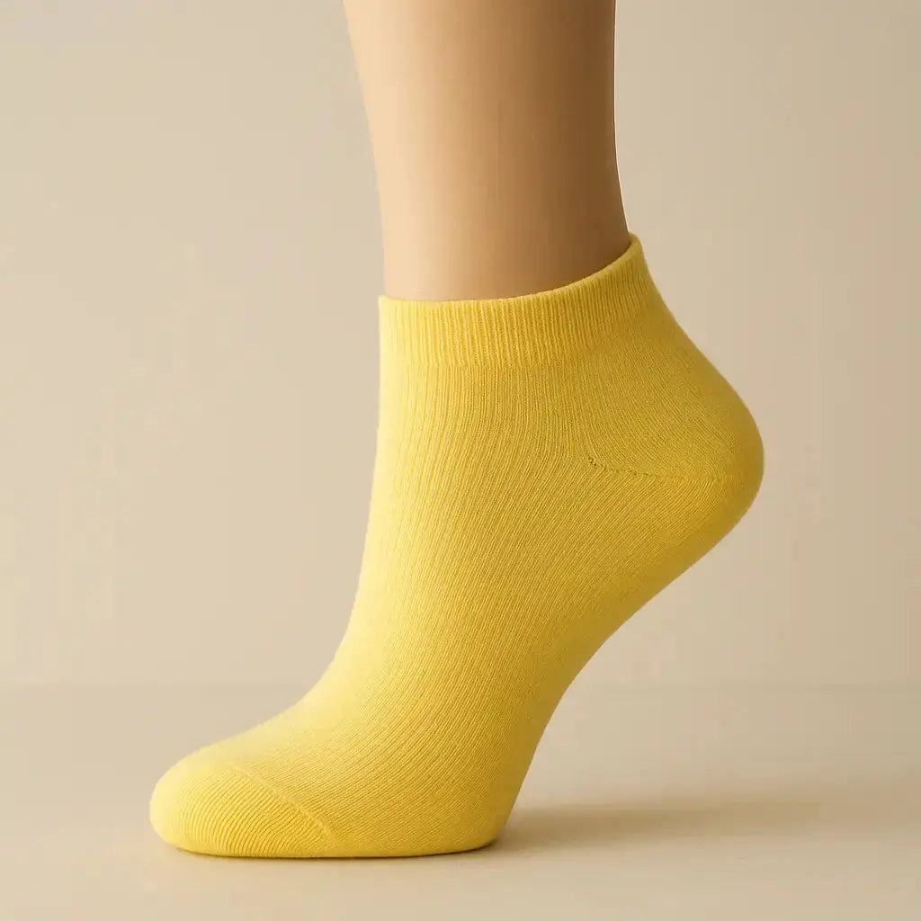Chaussettes femmes socquettes jaunes en coton sur pied mannequin