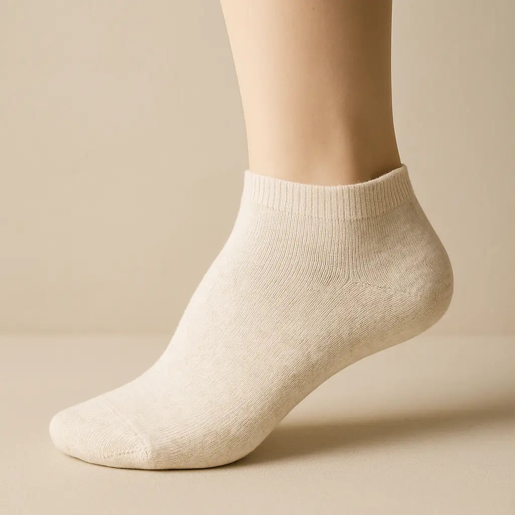 Chaussettes femmes socquettes nude en coton sur pied mannequin