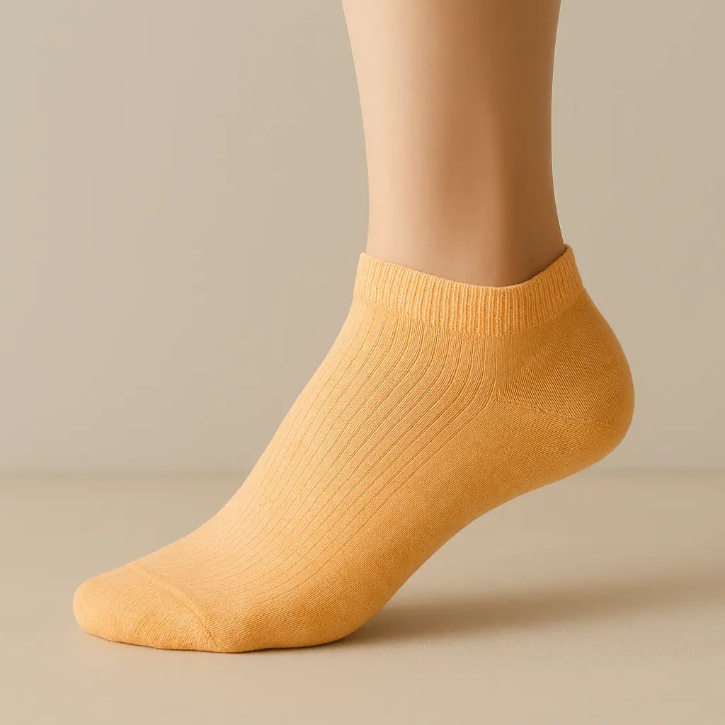 Chaussettes femmes socquettes orange en coton sur pied mannequin